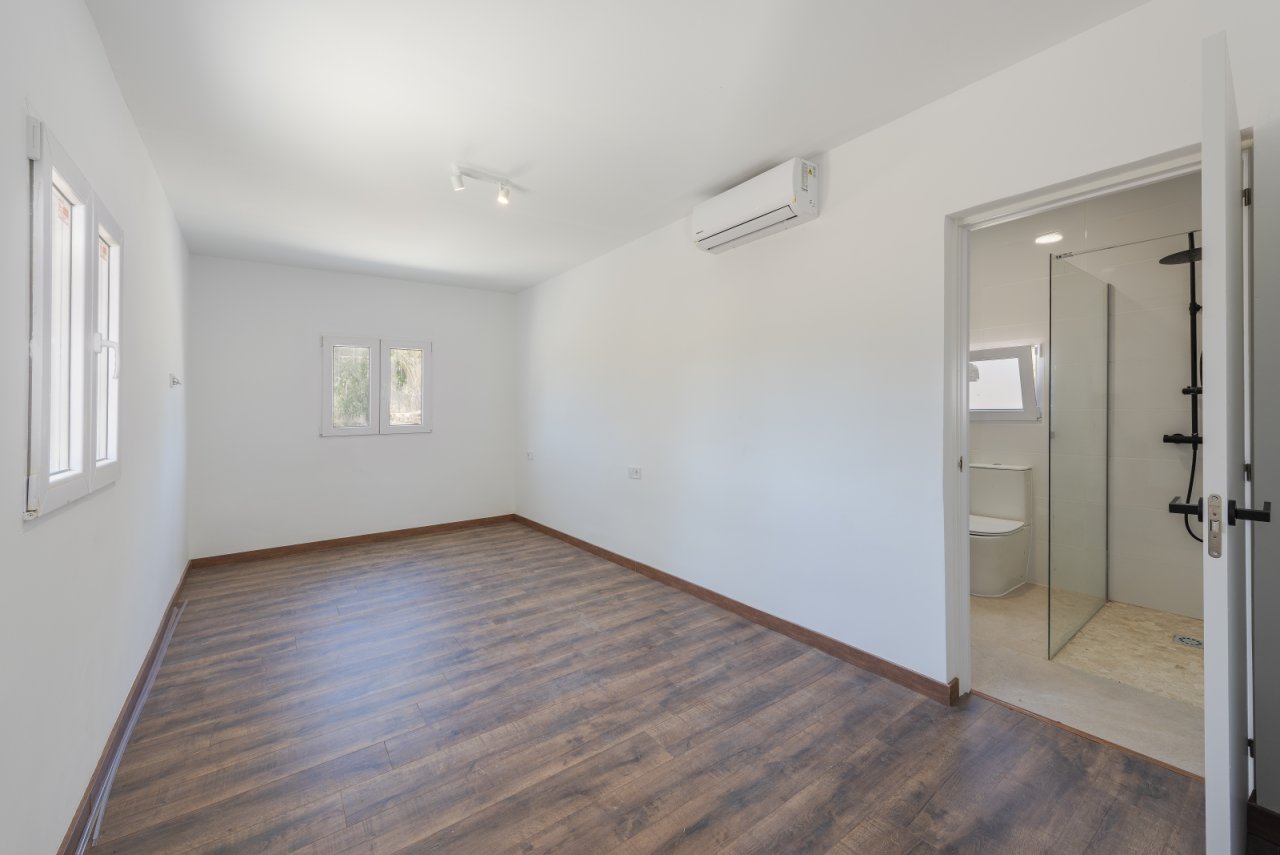Helles Schlafzimmer mit Klimaanlage, Fensterfront und direktem Zugang zum modernen Badezimmer Helles Schlafzimmer mit Klimaanlage, Fensterfront und direktem Zugang zum modernen Badezimmer