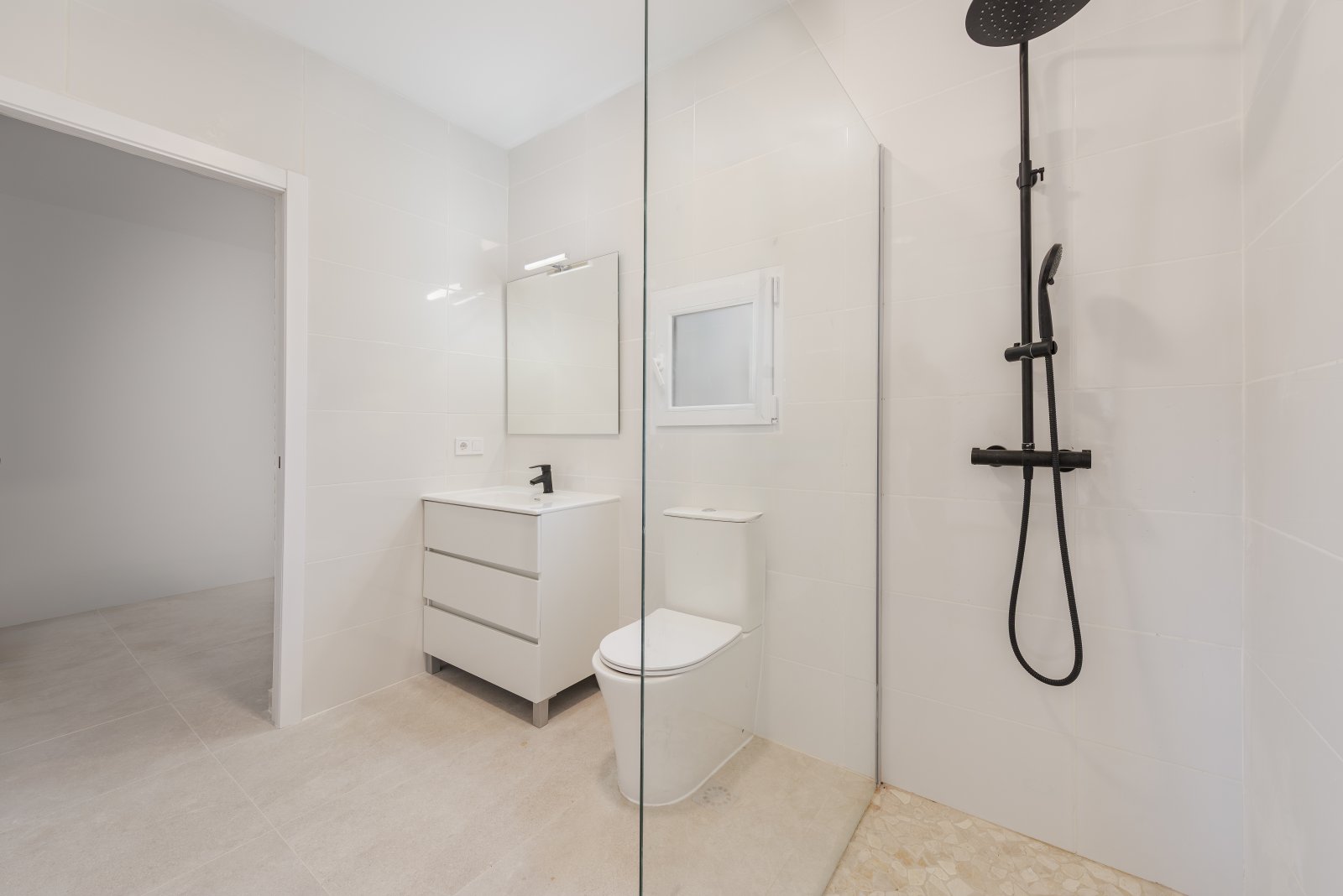 Modernes Badezimmer mit begehbarer Glasdusche, Waschtischanlage und praktischer Raumaufteilung Modernes Badezimmer mit begehbarer Glasdusche, Waschtischanlage und praktischer Raumaufteilung
