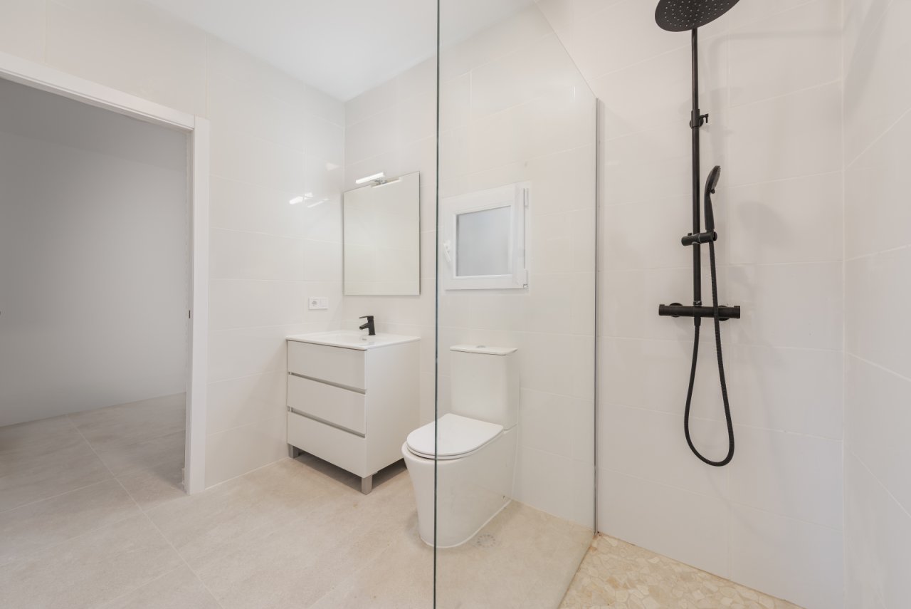 Modernes Badezimmer mit begehbarer Glasdusche, Waschtischanlage und praktischer Raumaufteilung Modernes Badezimmer mit begehbarer Glasdusche, Waschtischanlage und praktischer Raumaufteilung