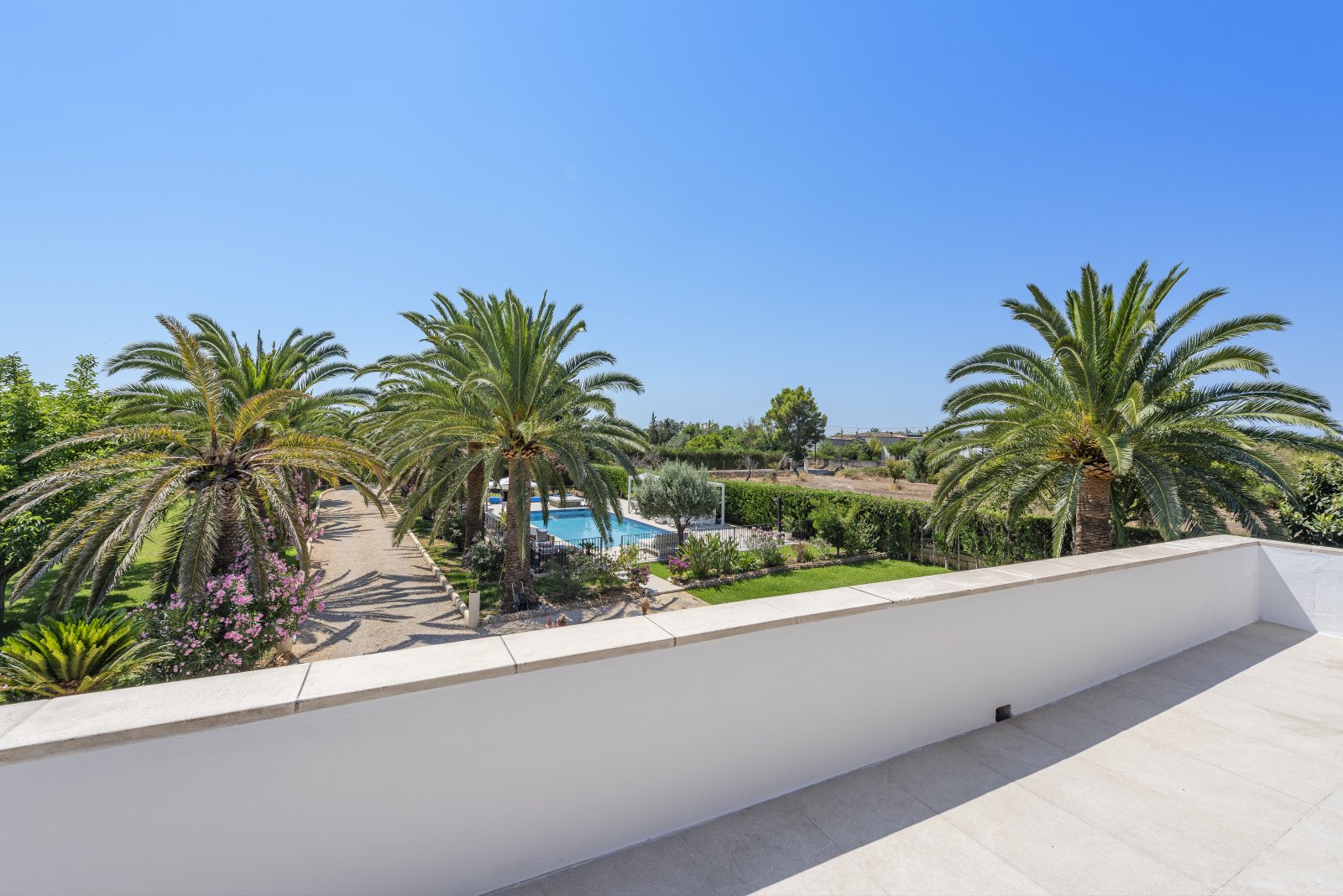 Terrassenblick auf die Poolanlage und gepflegte Gartenlandschaft mit Palmenbestand Terrassenblick auf die Poolanlage und gepflegte Gartenlandschaft mit Palmenbestand