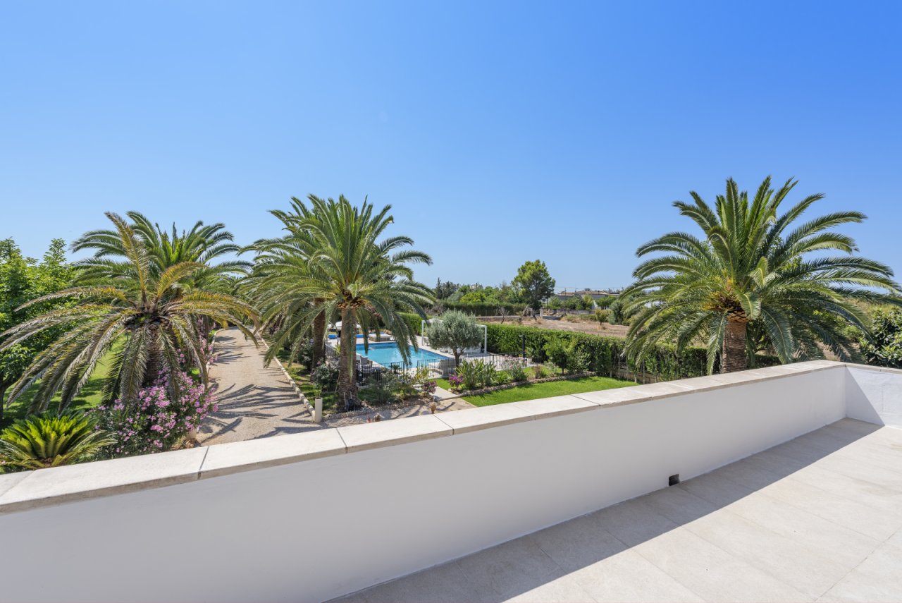 Terrassenblick auf die Poolanlage und gepflegte Gartenlandschaft mit Palmenbestand Terrassenblick auf die Poolanlage und gepflegte Gartenlandschaft mit Palmenbestand