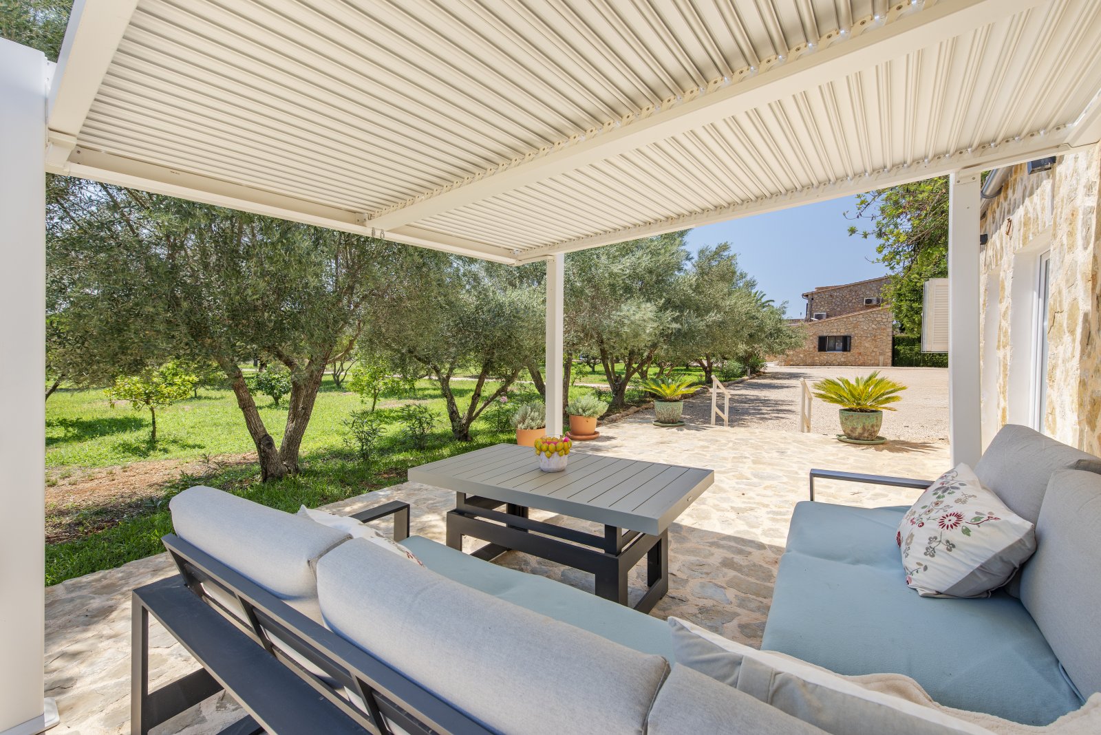 Überdachter Lounge-Pavillon mit intelligenter Beschattung und Blick auf die Olivenhain-Landschaft Überdachter Lounge-Pavillon mit intelligenter Beschattung und Blick auf die Olivenhain-Landschaft