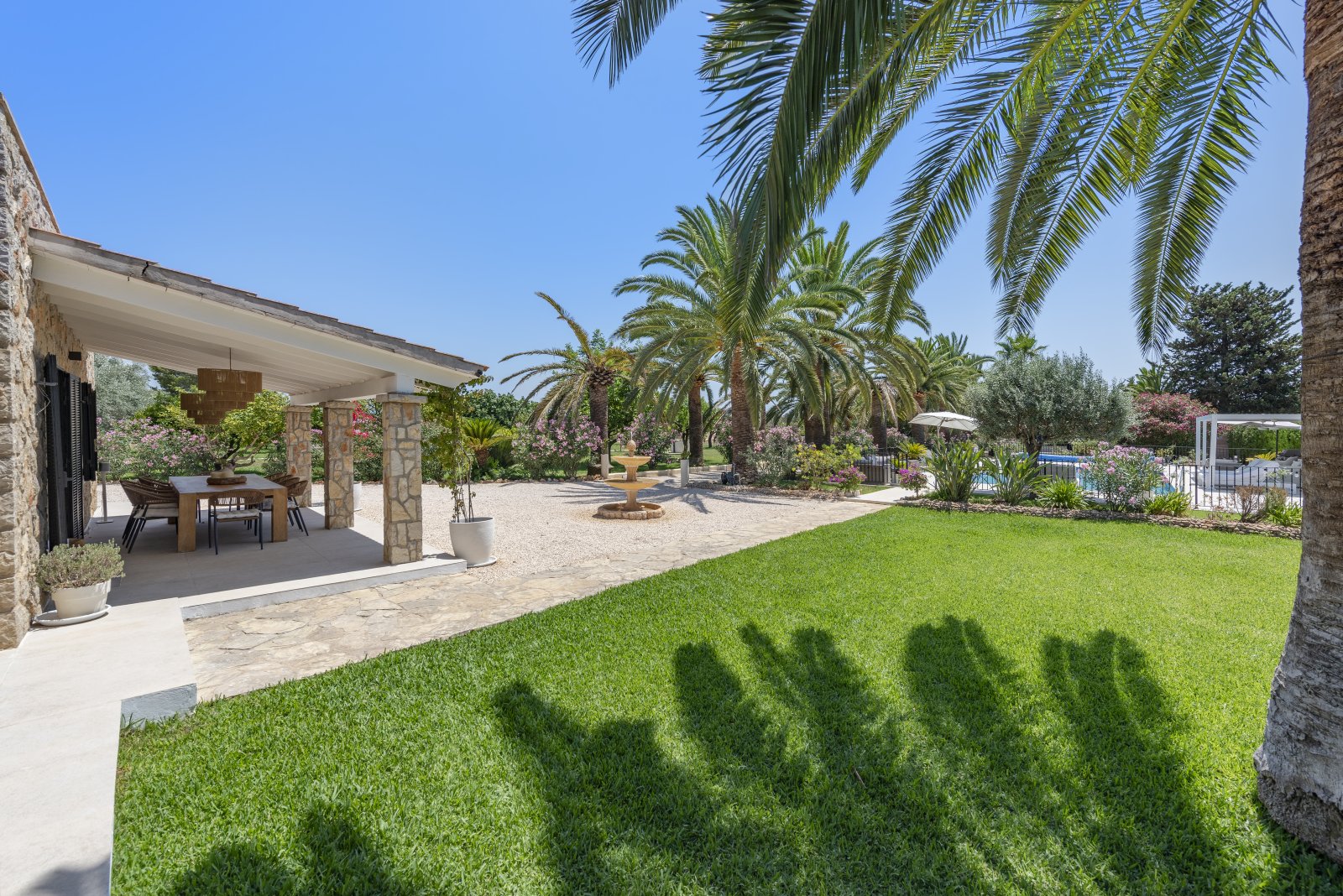 Parkähnliches Grundstück mit ausgedehntem Rasenbereich und mediterraner Gartengestaltung Parkähnliches Grundstück mit ausgedehntem Rasenbereich und mediterraner Gartengestaltung