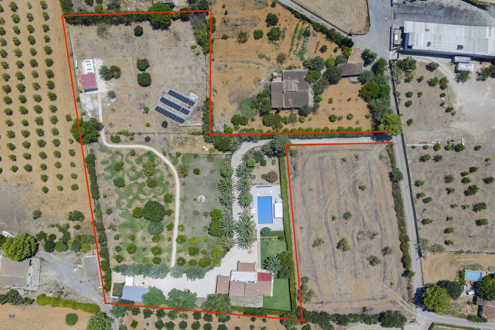 Luftaufnahme des Gesamtanwesens – Weitläufiges Grundstück mit Haupthaus, Gästehaus, Poolanlage und Solaranlage Luftaufnahme des Gesamtanwesens – Weitläufiges Grundstück mit Haupthaus, Gästehaus, Poolanlage und Solaranlage
