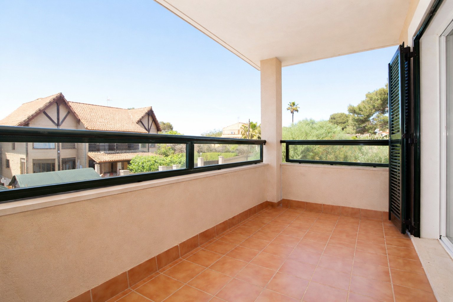 Überdachte Terrasse mit Panoramablick und modernem Stahlgeländersystem Überdachte Terrasse mit Panoramablick und modernem Stahlgeländersystem
