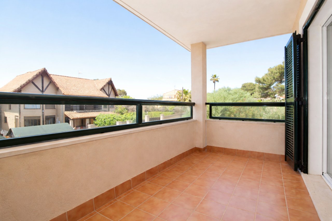 Überdachte Terrasse mit Panoramablick und modernem Stahlgeländersystem Überdachte Terrasse mit Panoramablick und modernem Stahlgeländersystem