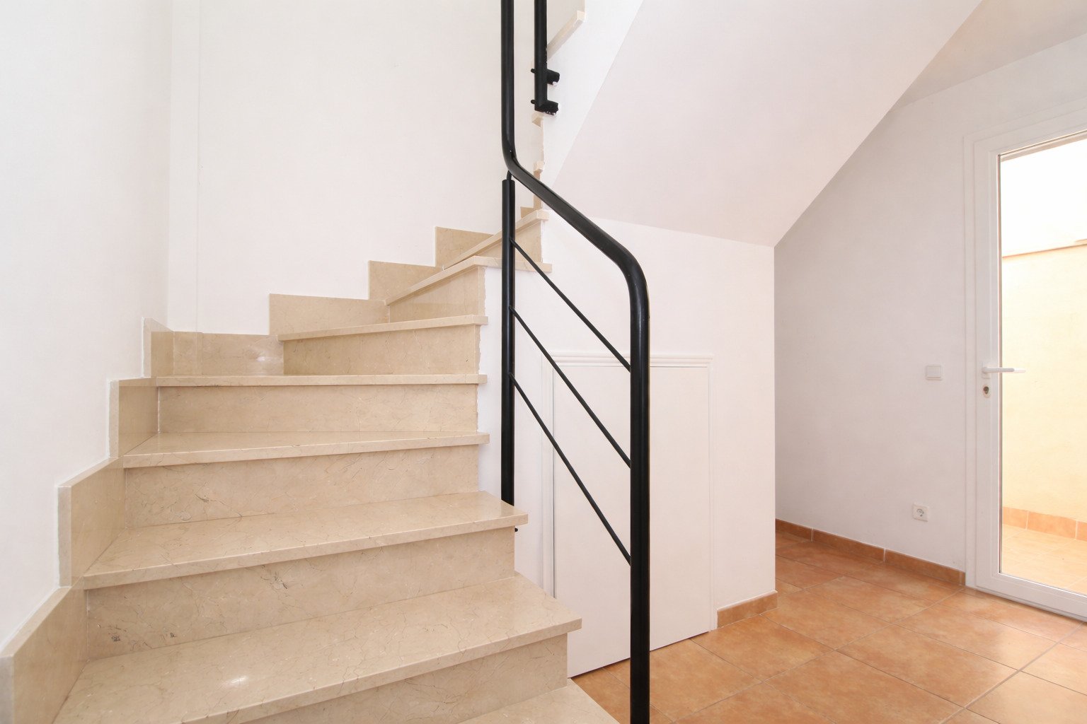 Elegante Treppenlösung mit moderner Stahlgeländerkonstruktion und offener Raumverbindung Elegante Treppenlösung mit moderner Stahlgeländerkonstruktion und offener Raumverbindung