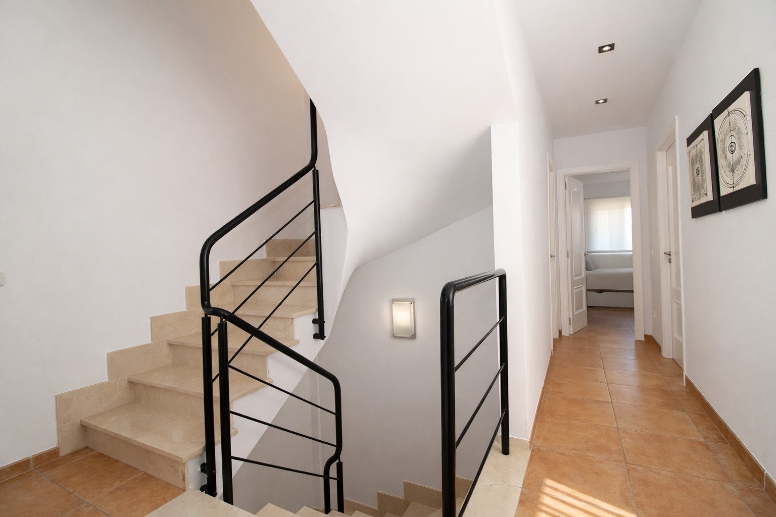 Elegante Treppenanlage mit modernem Stahlgeländer und offener Flurgestaltung Elegante Treppenanlage mit modernem Stahlgeländer und offener Flurgestaltung