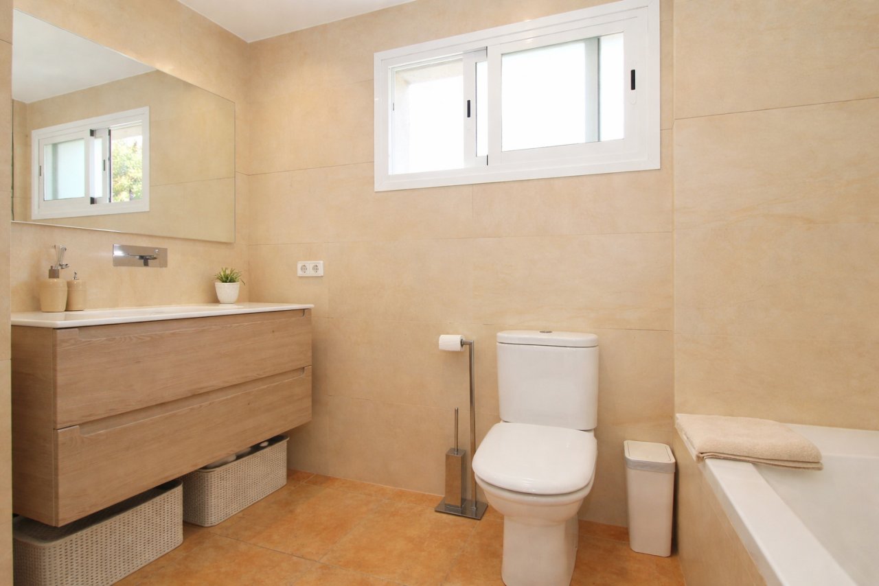 Helles Badezimmer mit freistehender Badewanne und großflächigen Fensterfront Helles Badezimmer mit freistehender Badewanne und großflächigen Fensterfront