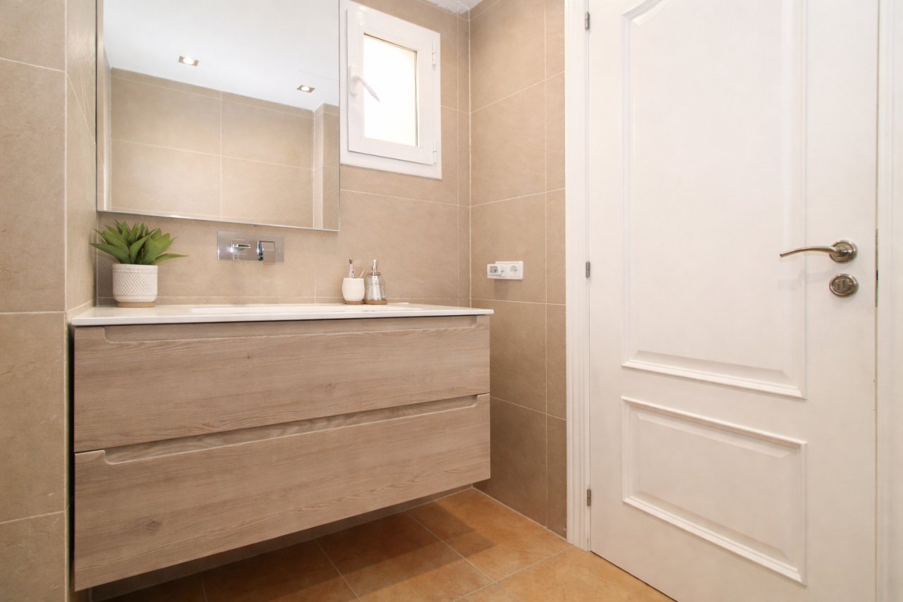 Modernes Badezimmer mit hochwertiger Waschtischanlage und großflächigem Spiegelsystem Modernes Badezimmer mit hochwertiger Waschtischanlage und großflächigem Spiegelsystem