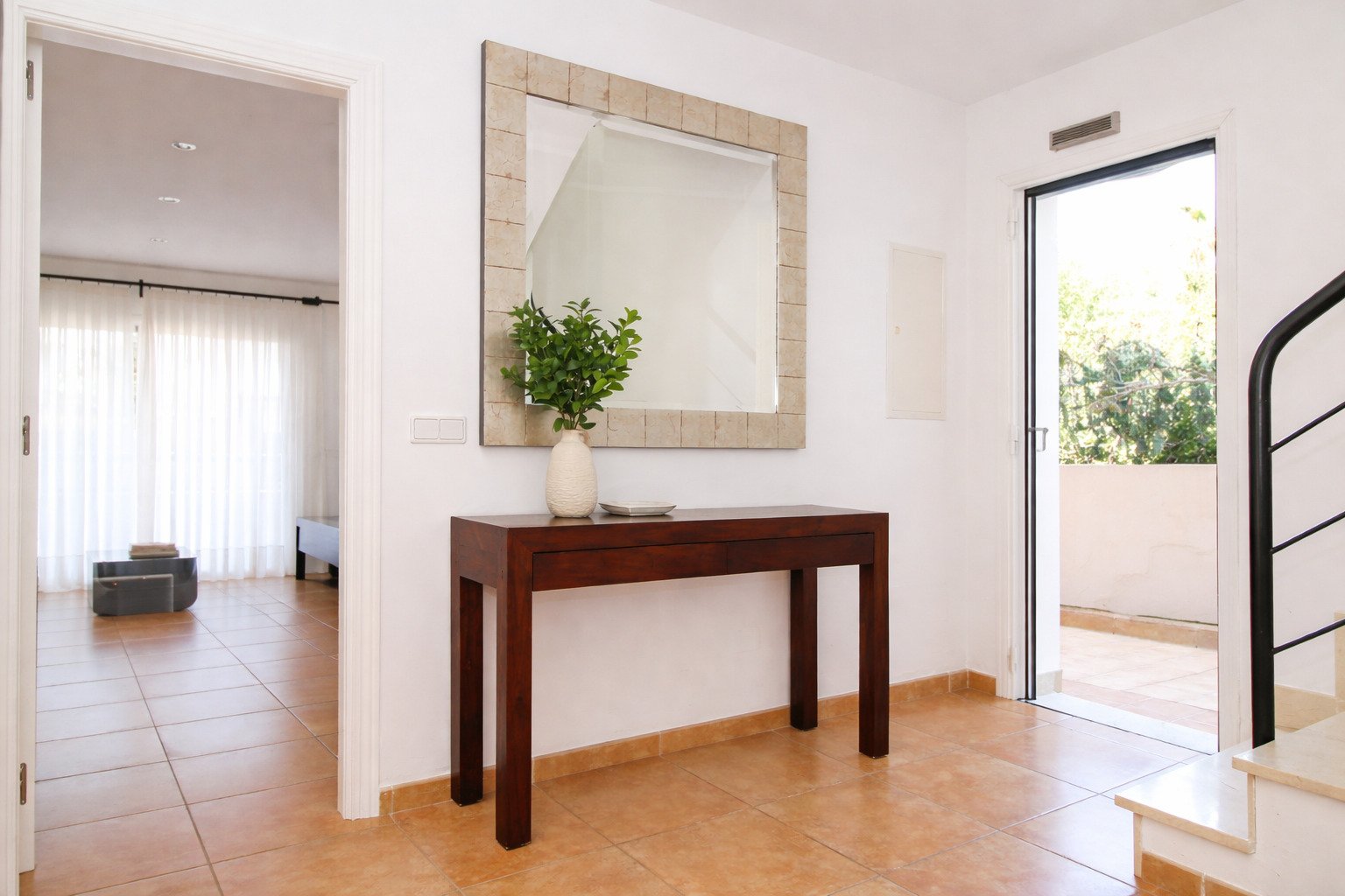 Eleganter Eingangsbereich mit direktem Zugang zu Wohnbereich und Terrasse Eleganter Eingangsbereich mit direktem Zugang zu Wohnbereich und Terrasse