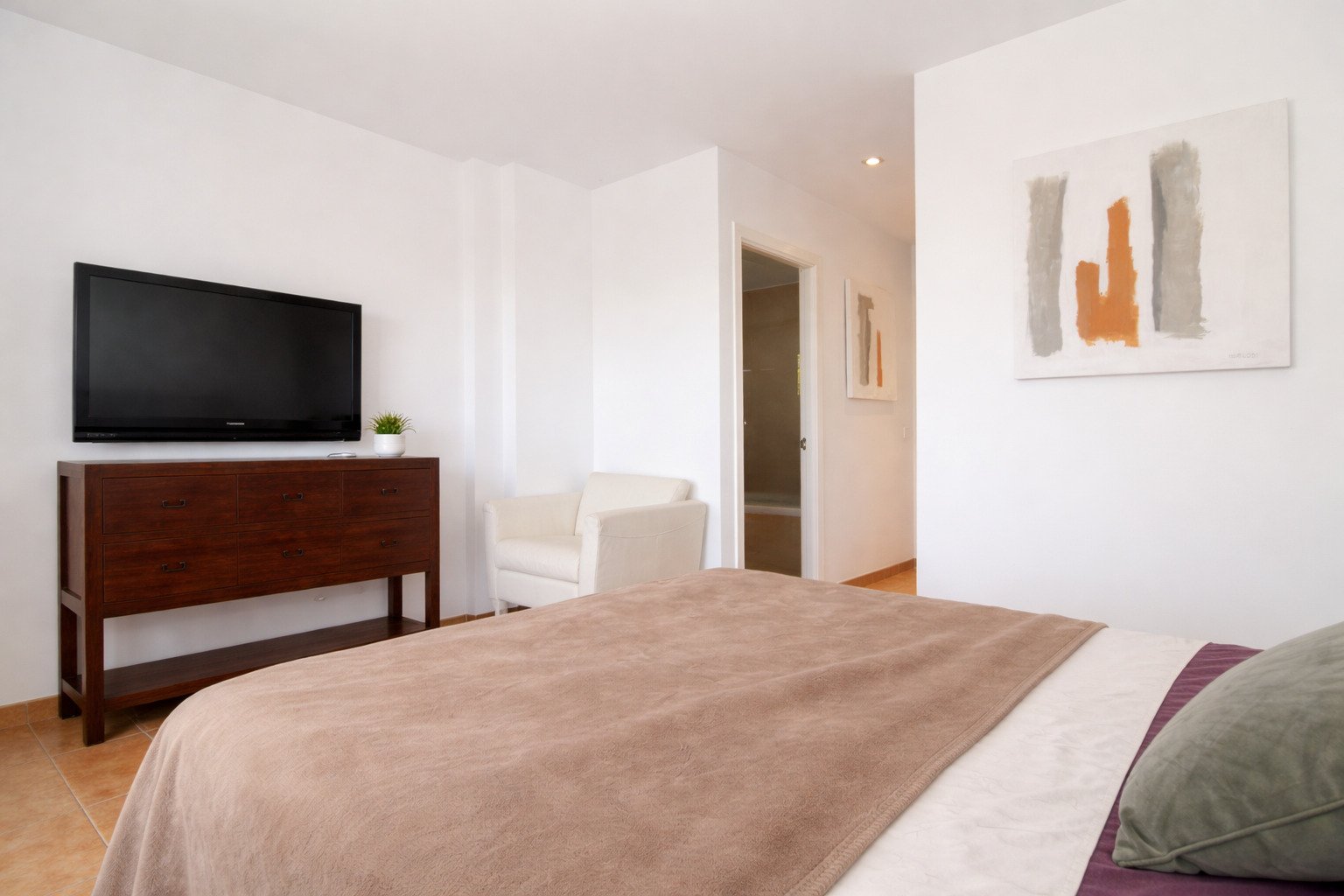 Komfortables Hauptschlafzimmer mit Sitzbereich und Ensuite-Badezimmer Komfortables Hauptschlafzimmer mit Sitzbereich und Ensuite-Badezimmer