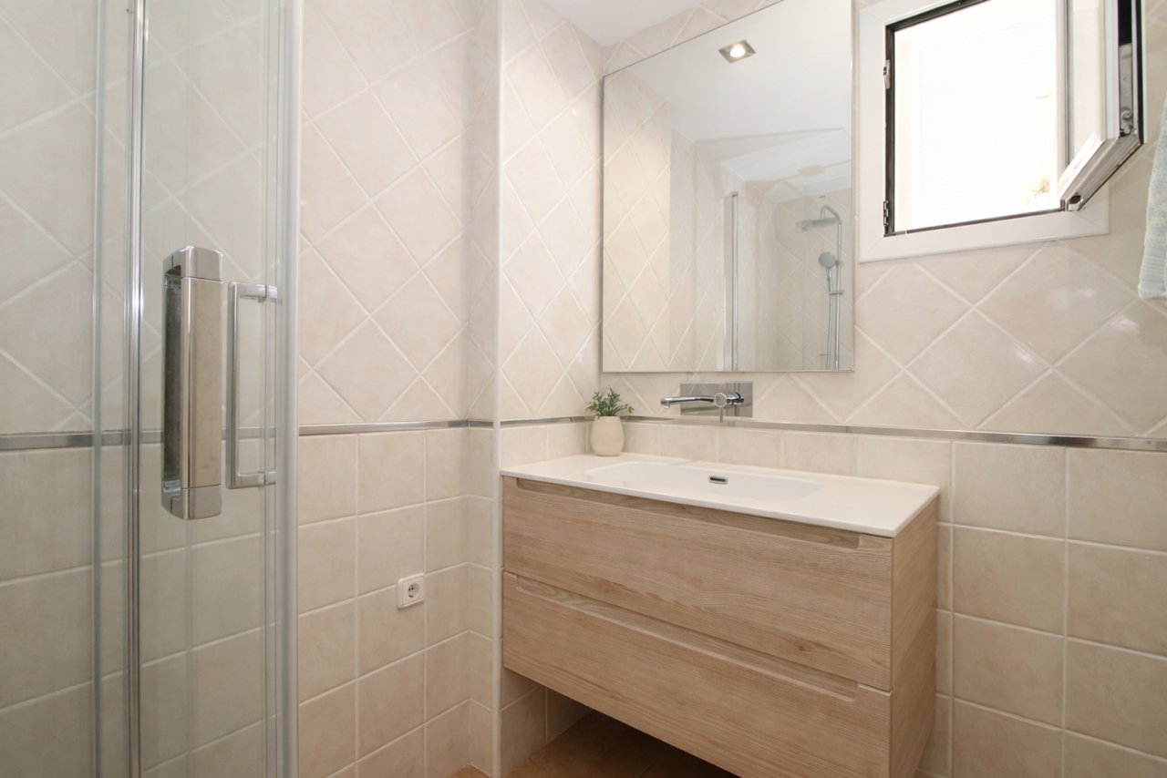 Modernes Badezimmer mit ebenerdiger Dusche und großflächiger Spiegelfront Modernes Badezimmer mit ebenerdiger Dusche und großflächiger Spiegelfront