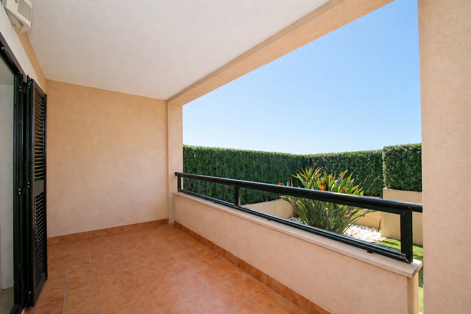 Überdachte Terrasse mit freiem Blick ins Grüne und großzügiger Aufenthaltszone Überdachte Terrasse mit freiem Blick ins Grüne und großzügiger Aufenthaltszone