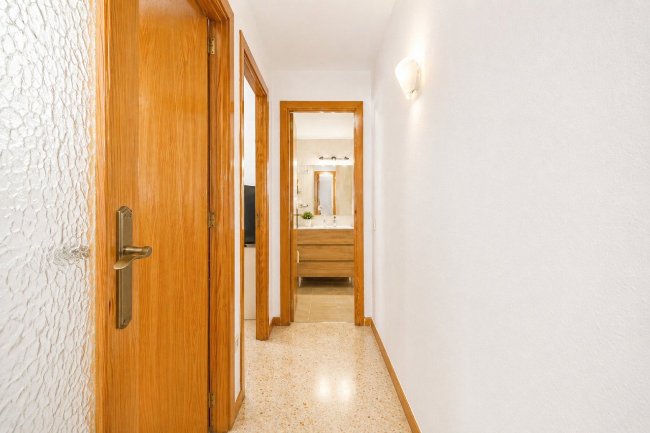 Eleganter Flurbereich mit praktischer Raumerschließung und hochwertigen Holztüren