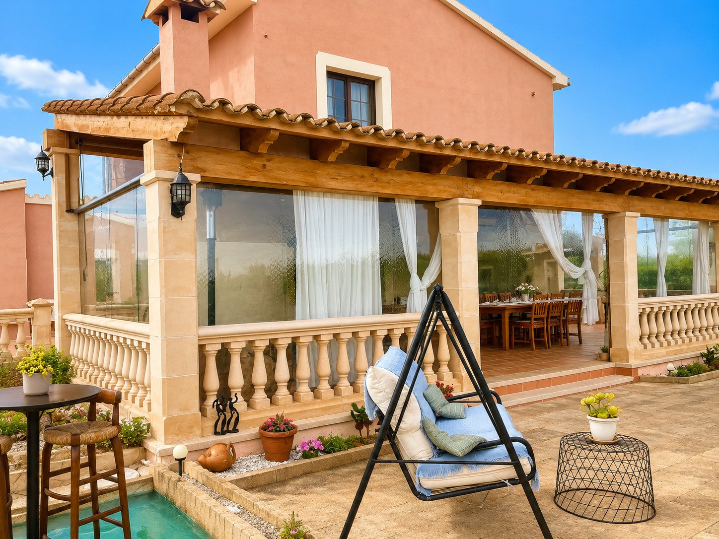 Überdachte Veranda mit eleganter Holzkonstruktion und panoramischen Glasflächen Überdachte Veranda mit eleganter Holzkonstruktion und panoramischen Glasflächen