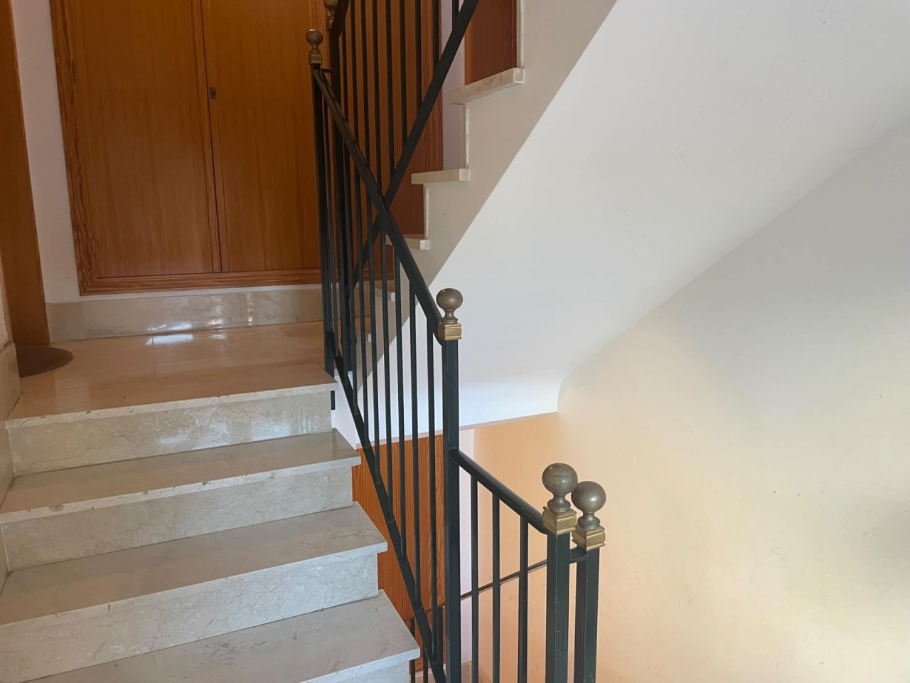Elegante Treppenhalle mit hochwertiger Metallbalustrade und optimaler Raumverbindung