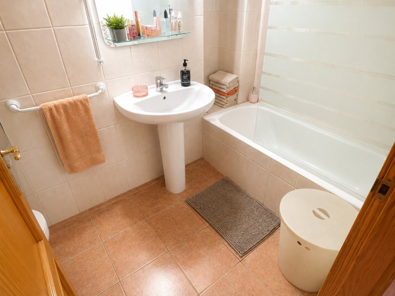 Modernes Badezimmer mit Wanne, Dusche und praktischer Ausstattung