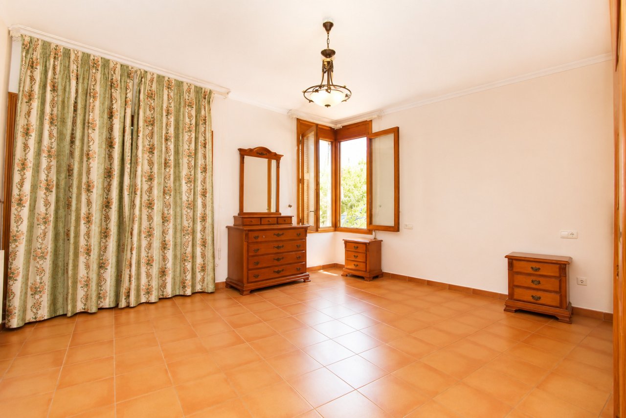 Helles Schlafzimmer mit Eckfenstern und direktem Gartenblick Helles Schlafzimmer mit Eckfenstern und direktem Gartenblick