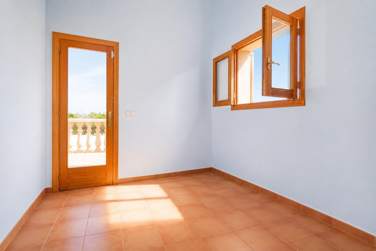 Helles Zimmer mit direktem Terrassenzugang und großflächigen Holzrahmen-Fenster Helles Zimmer mit direktem Terrassenzugang und großflächigen Holzrahmen-Fenster
