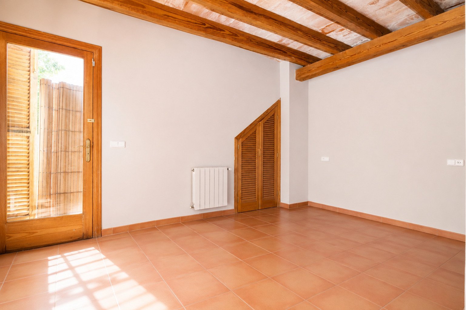 Helles Zimmer mit charaktervollen Deckenbalken und praktischer Raumaufteilung Helles Zimmer mit charaktervollen Deckenbalken und praktischer Raumaufteilung