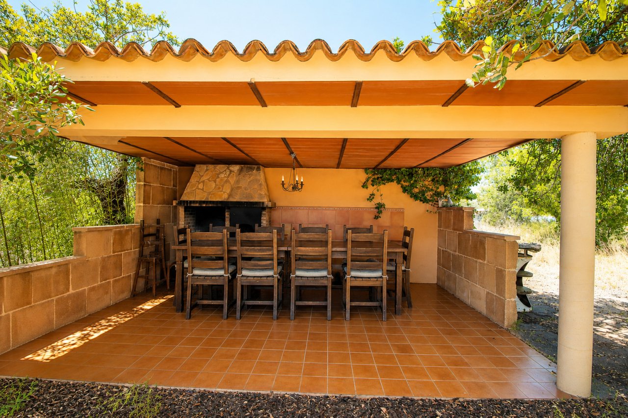 Überdachte Grillterrasse mit massivem Holzgebälk und integriertem Kaminofen Überdachte Grillterrasse mit massivem Holzgebälk und integriertem Kaminofen