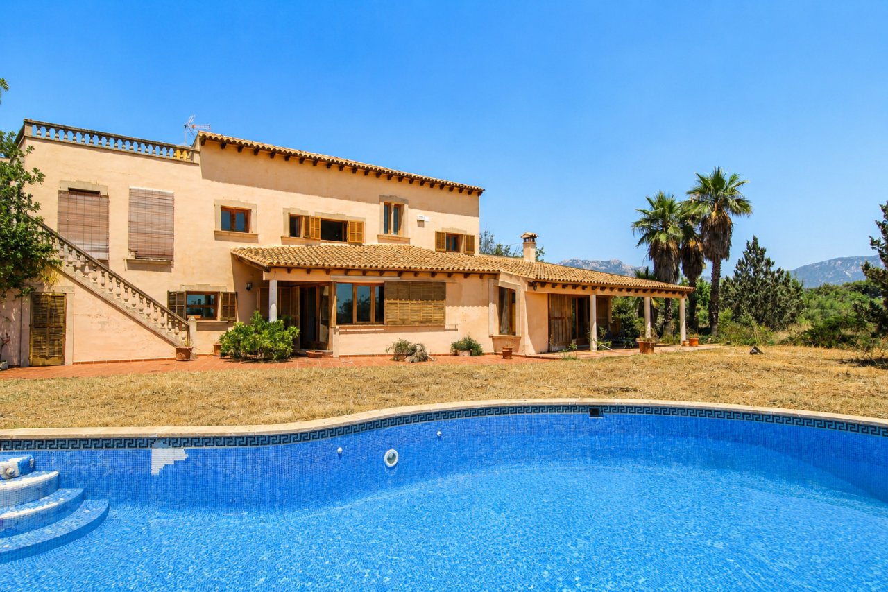 Mediterranes Flair mit beheiztem Pool und ausgedehnter Freifläche Mediterranes Flair mit beheiztem Pool und ausgedehnter Freifläche