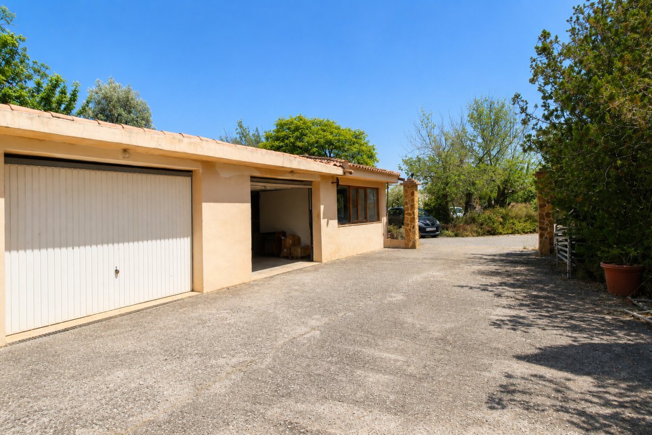 Funktionale Zufahrt mit integrierter Garage und direktem Hauseingang Funktionale Zufahrt mit integrierter Garage und direktem Hauseingang