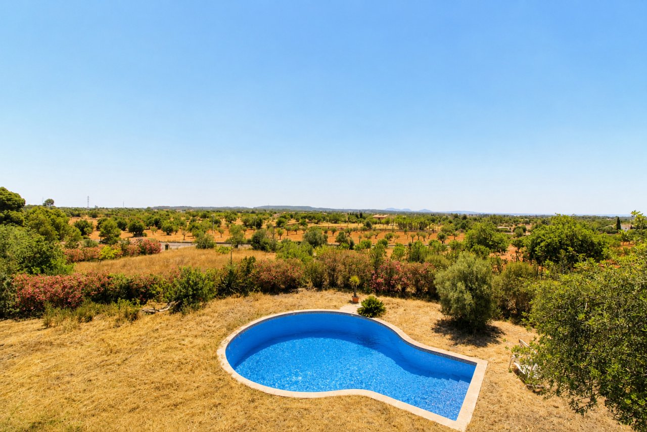 Beheizter Pool mit panoramischem Blick über die mediterrane Landschaft Beheizter Pool mit panoramischem Blick über die mediterrane Landschaft