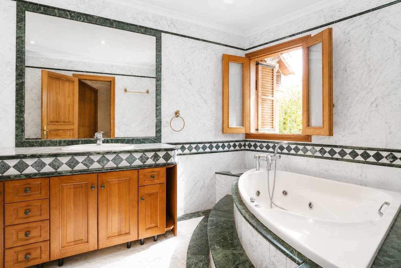 Edles Badezimmer mit Marmor-Ausstattung und freistehender Wanne mit Whirlpool-Funktion Edles Badezimmer mit Marmor-Ausstattung und freistehender Wanne mit Whirlpool-Funktion
