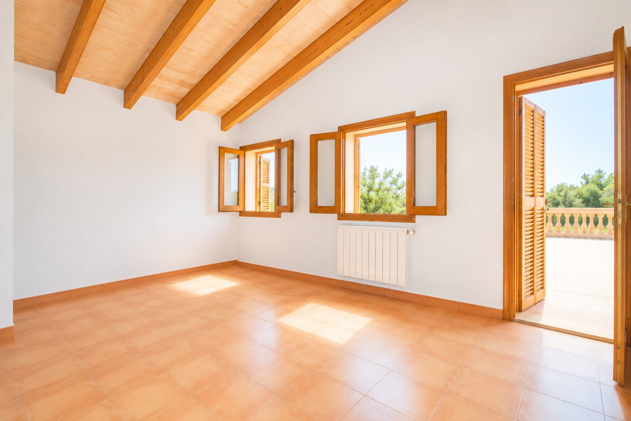 Helles Schlafzimmer mit Holzbalkendecke und direktem Zugang zur Terrasse Helles Schlafzimmer mit Holzbalkendecke und direktem Zugang zur Terrasse