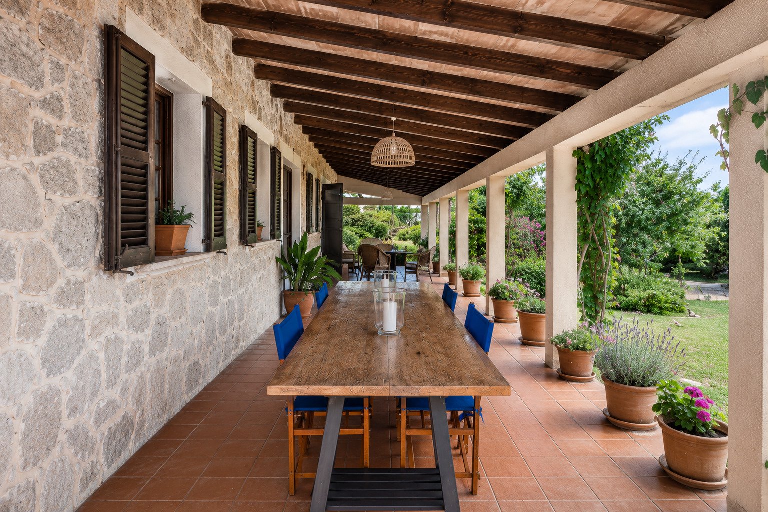 Überdachte Loggia mit massiven Holzbalken und direktem Zugang zum Garten Überdachte Loggia mit massiven Holzbalken und direktem Zugang zum Garten