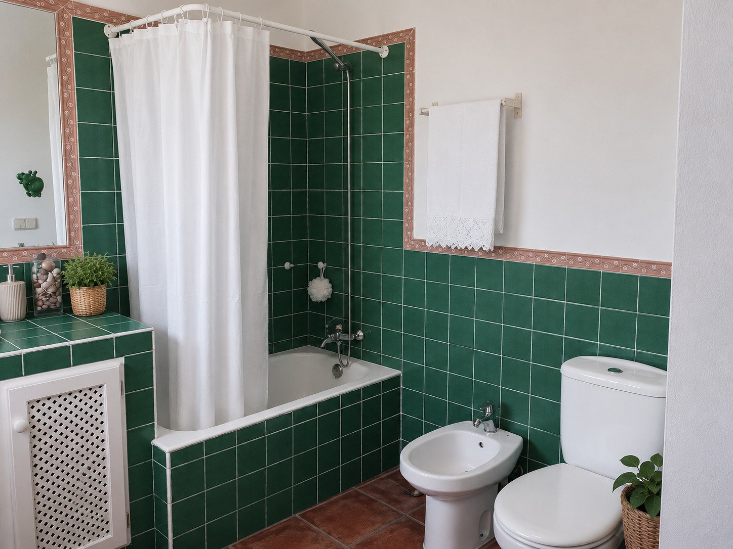 Funktionales Badezimmer mit vollständiger Ausstattung und praktischer Nasszelle Funktionales Badezimmer mit vollständiger Ausstattung und praktischer Nasszelle
