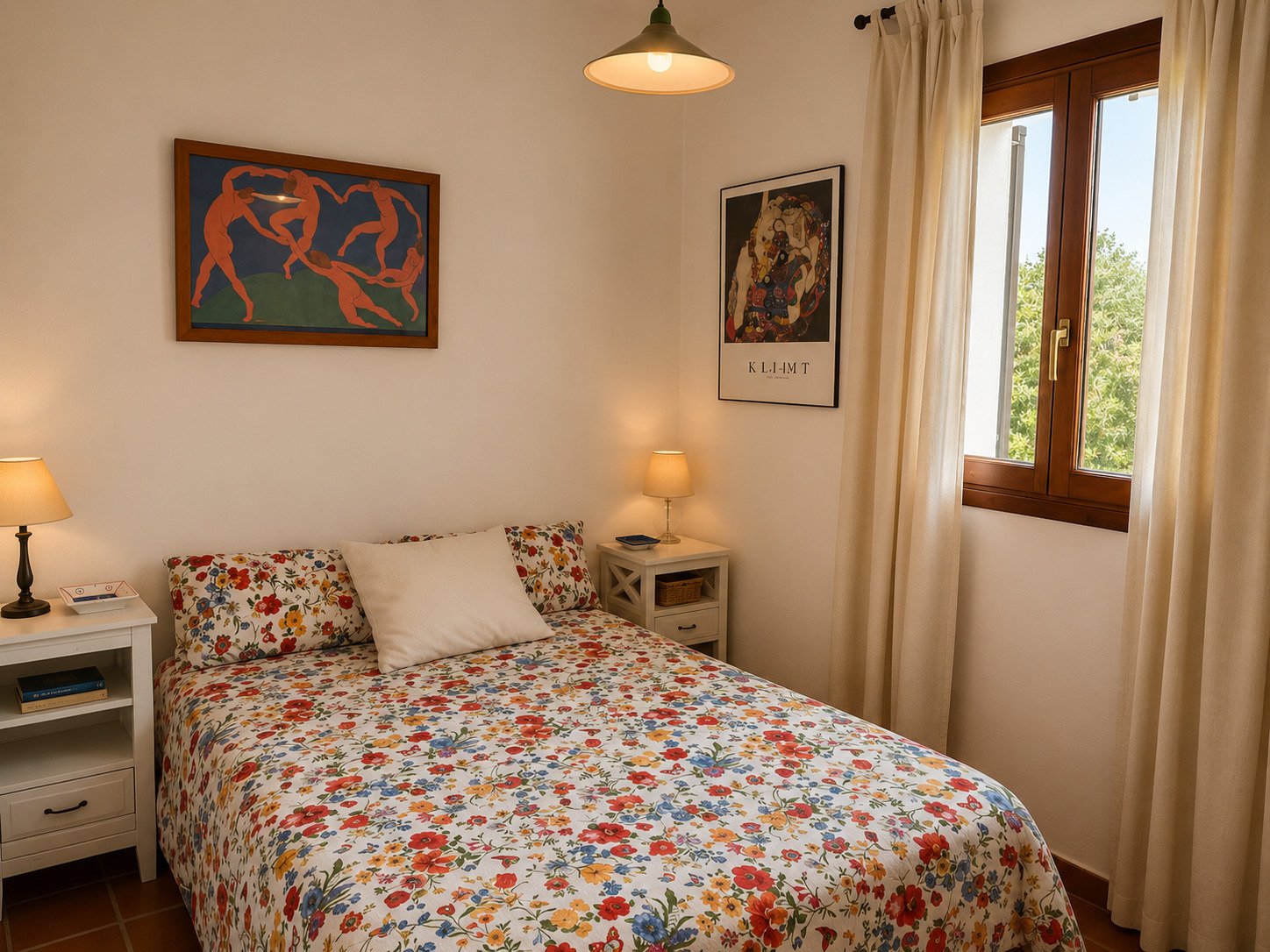 Helles Schlafzimmer mit Holzfenstern und praktischem Stauraum Helles Schlafzimmer mit Holzfenstern und praktischem Stauraum