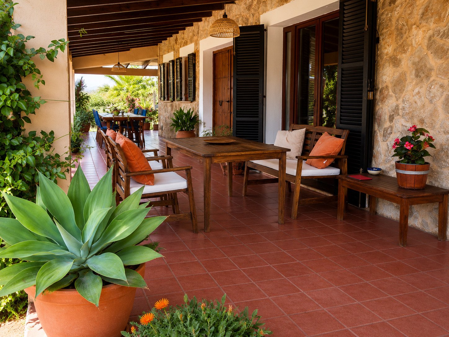 Überdachte Veranda mit massiven Holzbalken und direktem Zugang zu Garten und Essbereich Überdachte Veranda mit massiven Holzbalken und direktem Zugang zu Garten und Essbereich