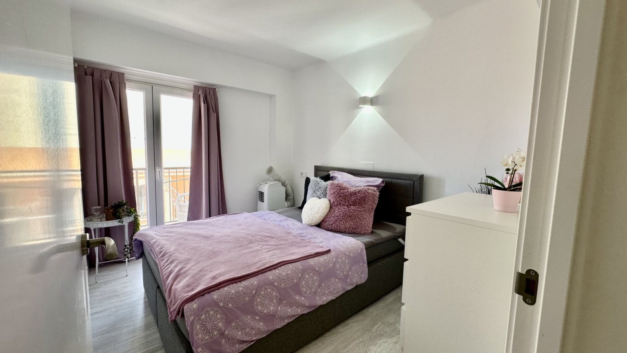 Modernes Schlafzimmer mit Balkonzugang und durchdachtem Raumschnitt Modernes Schlafzimmer mit Balkonzugang und durchdachtem Raumschnitt