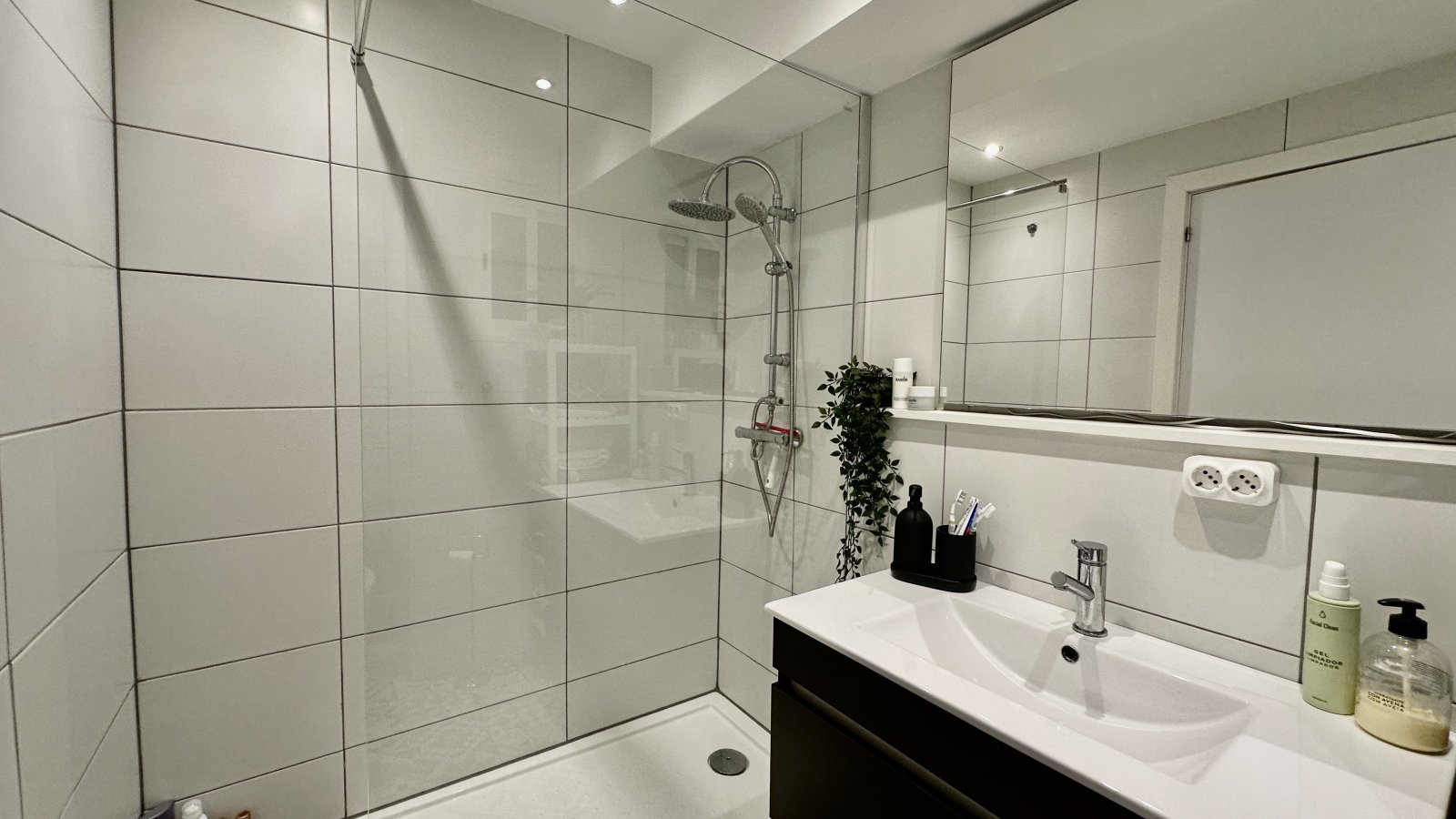 Modernes Badezimmer mit bodengleicher Dusche und hochwertiger Ausstattung Modernes Badezimmer mit bodengleicher Dusche und hochwertiger Ausstattung