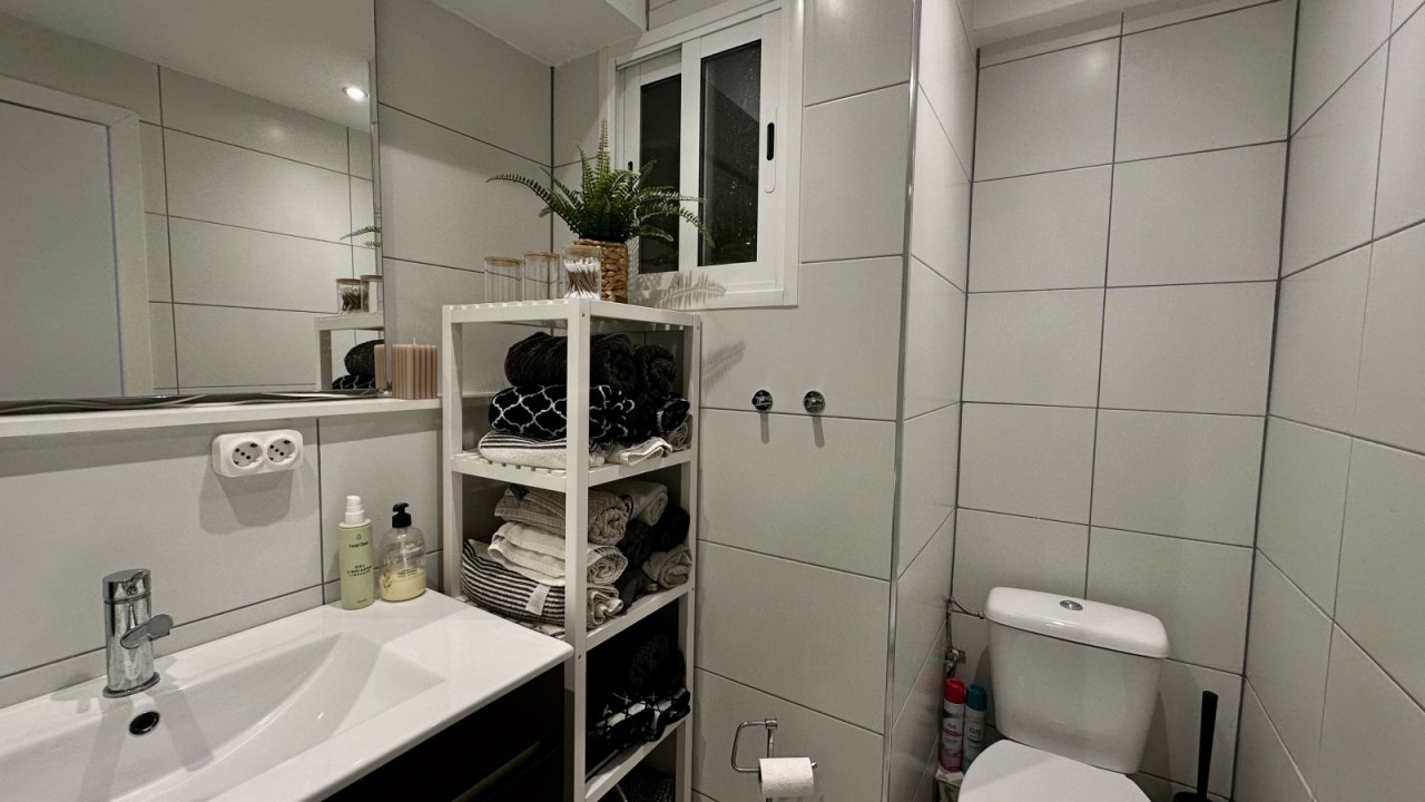 Modernes Badezimmer mit praktischer Stauraum-Lösung und hochwertiger Sanitärausstattung Modernes Badezimmer mit praktischer Stauraum-Lösung und hochwertiger Sanitärausstattung