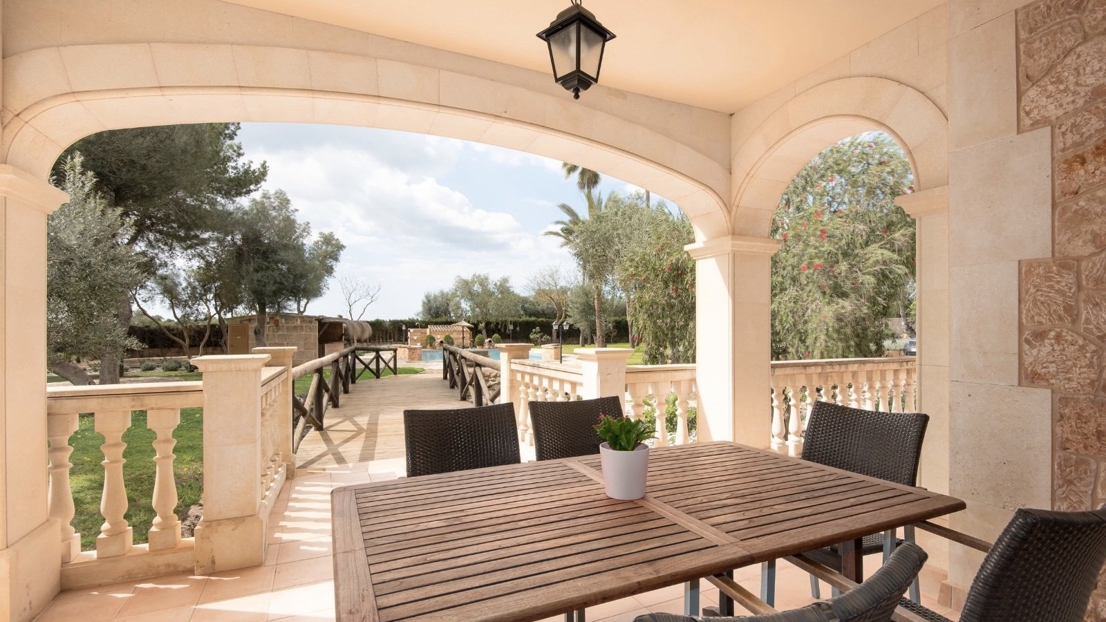 Elegante Loggia mit Natursteinbalustrade und Rundbogengewölbe – idealer Rückzugsort mit Weitblick
