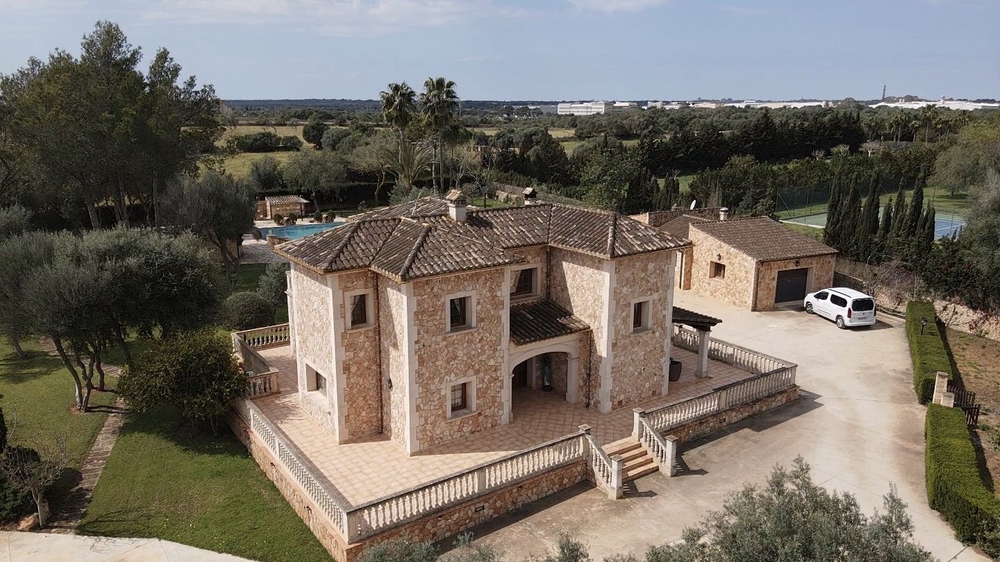 Imposante Steinvilla mit durchdachter Architektur – Panoramablick über mediterranes Landgut mit Pool und Nebengebäuden