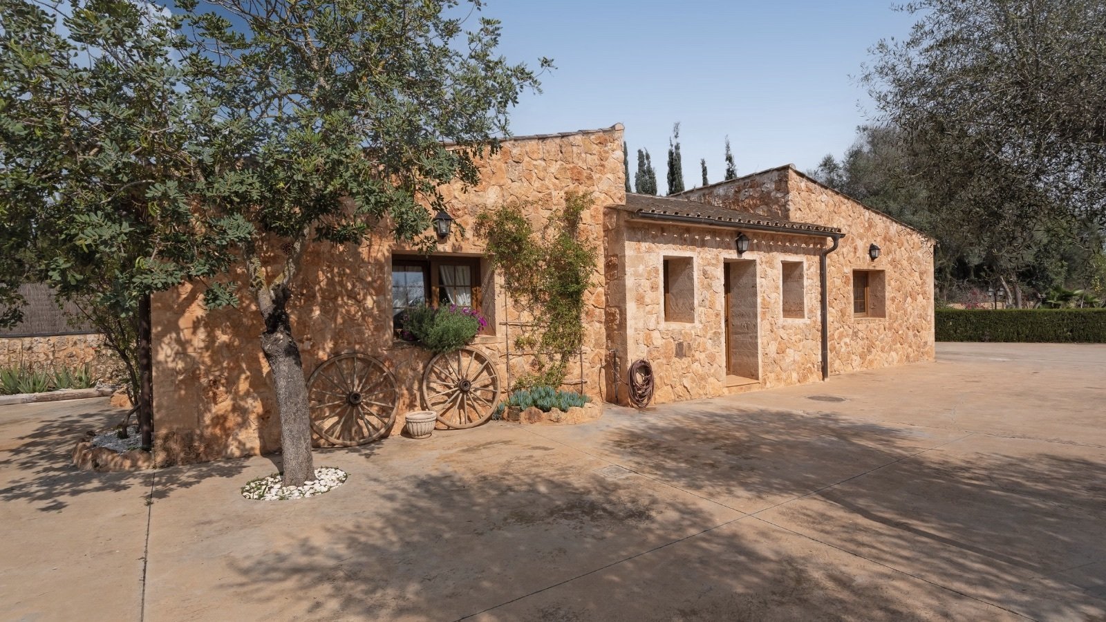 Authentisches Steingebäude mit rustikaler Fassade und charaktervoller Architektur – charmanter Charakter im mediterranen Stil