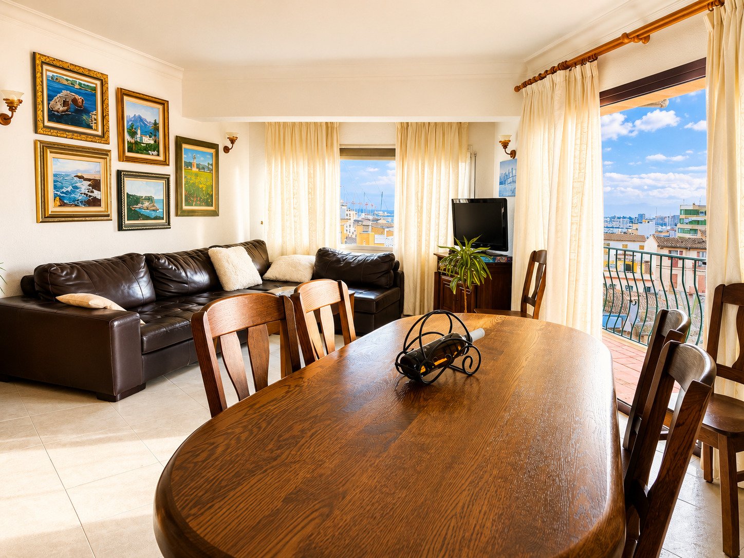 Offenes Wohn- und Esszimmer mit harmonischer Raumaufteilung und Panoramafenstern zum Hafen