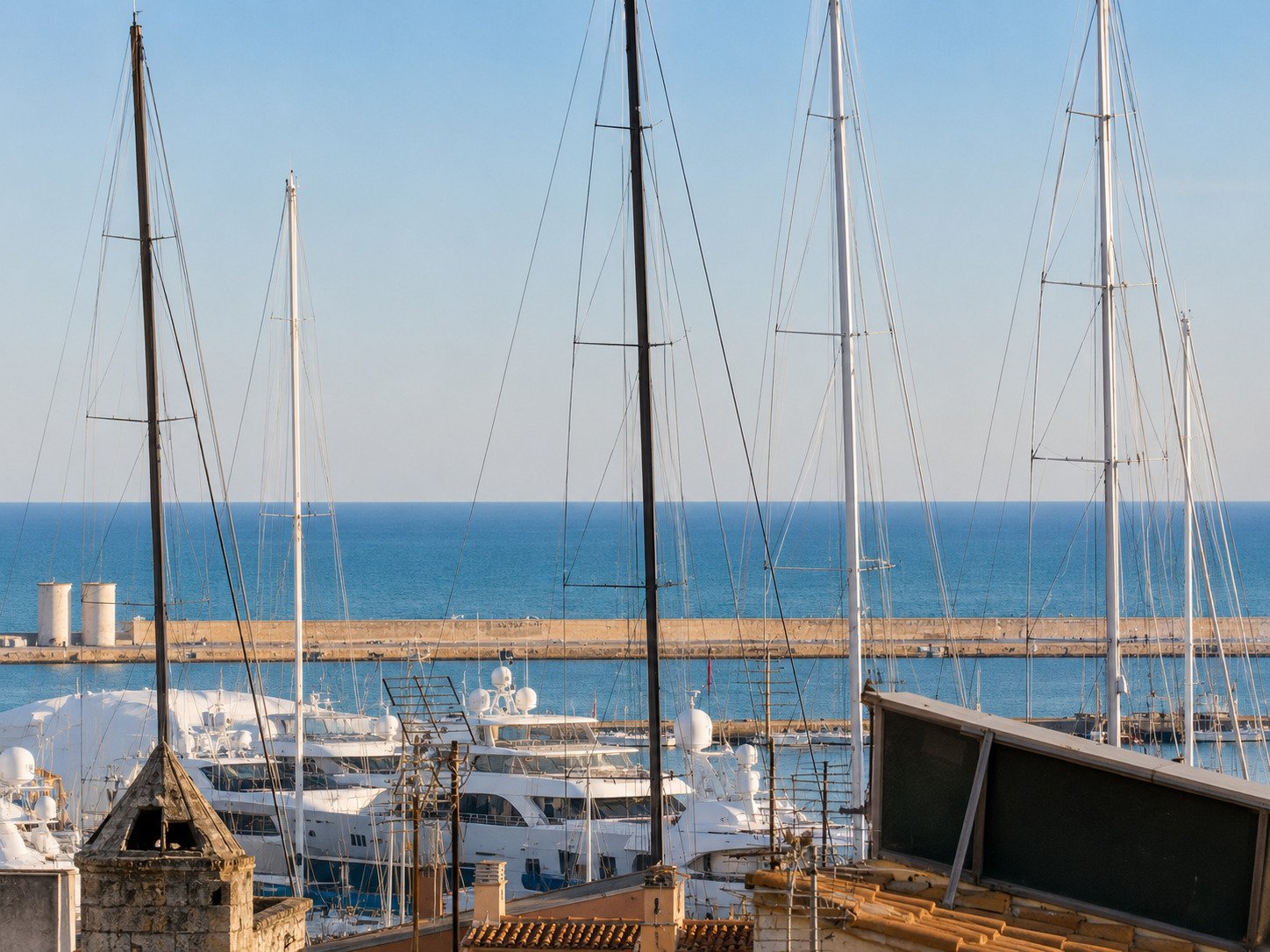 Blick auf den privaten Bootsanleger und die Hafenpromenade
