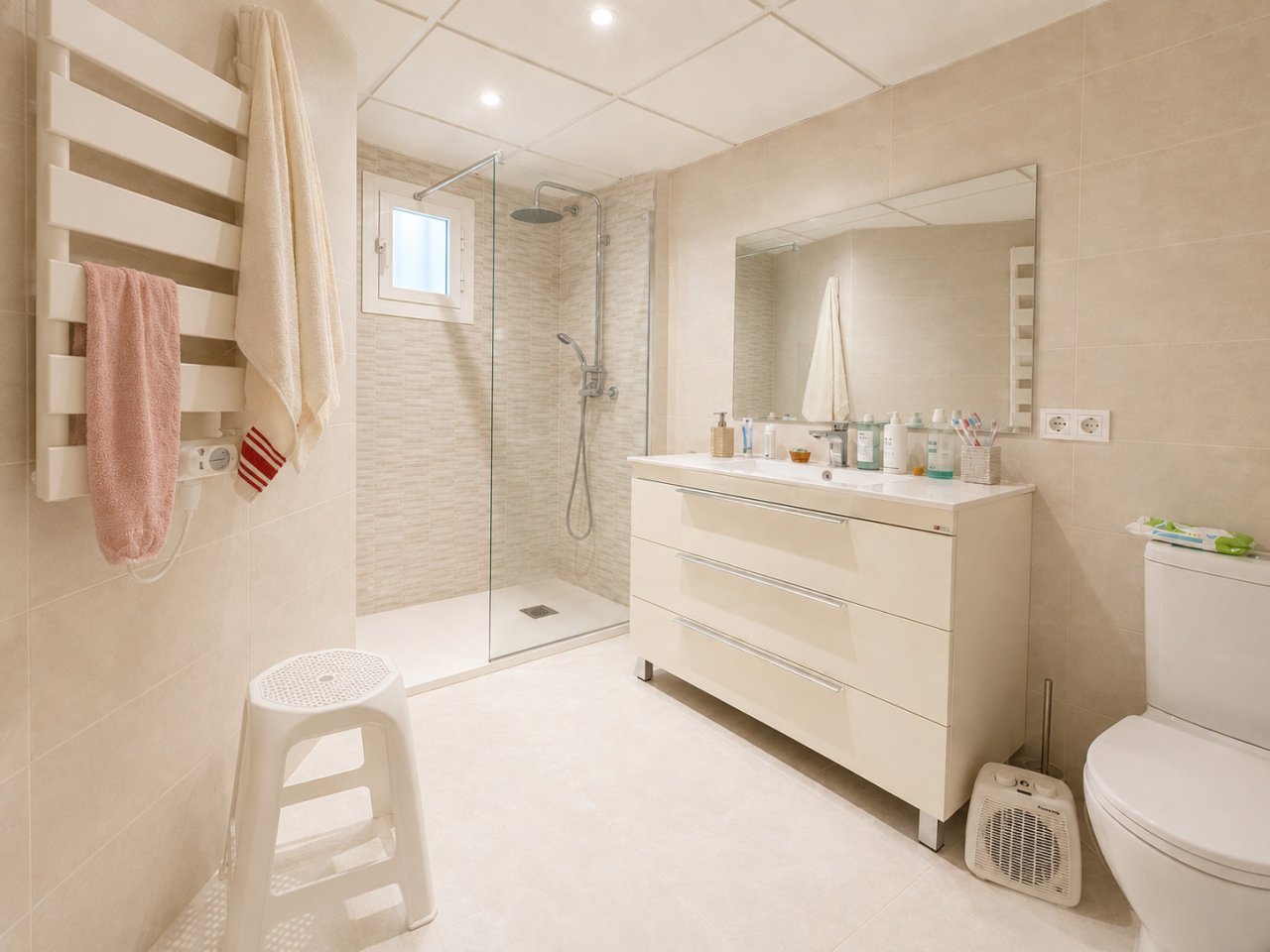 Modernes Badezimmer mit bodengleicher Dusche und großzügiger Waschtischanlage