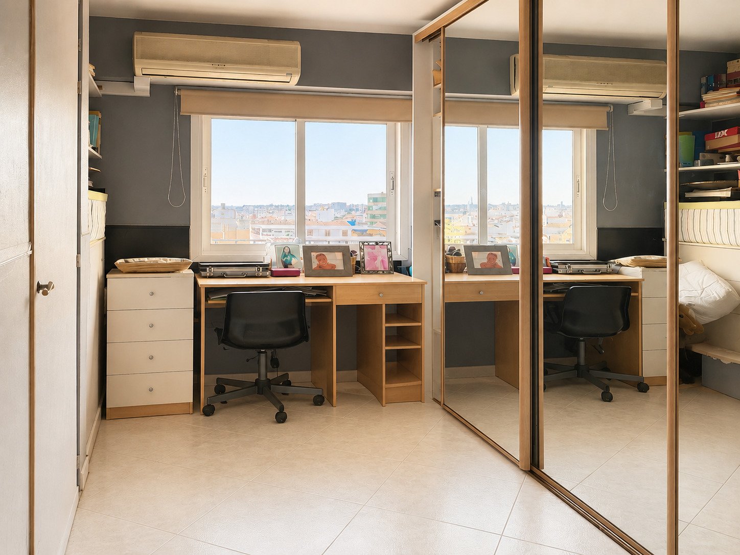 Modernes Jugendzimmer mit integriertem Arbeitsbereich, Spiegelschranksystem und Panoramafenstern zum Hafen