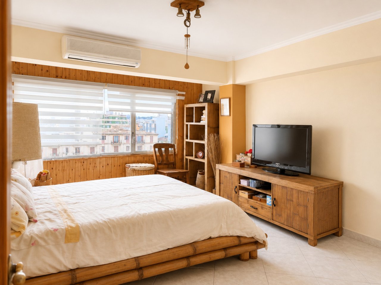 Helles Hauptschlafzimmer mit Panoramafenstern, Klimaanlage und großzügiger Raumfläche