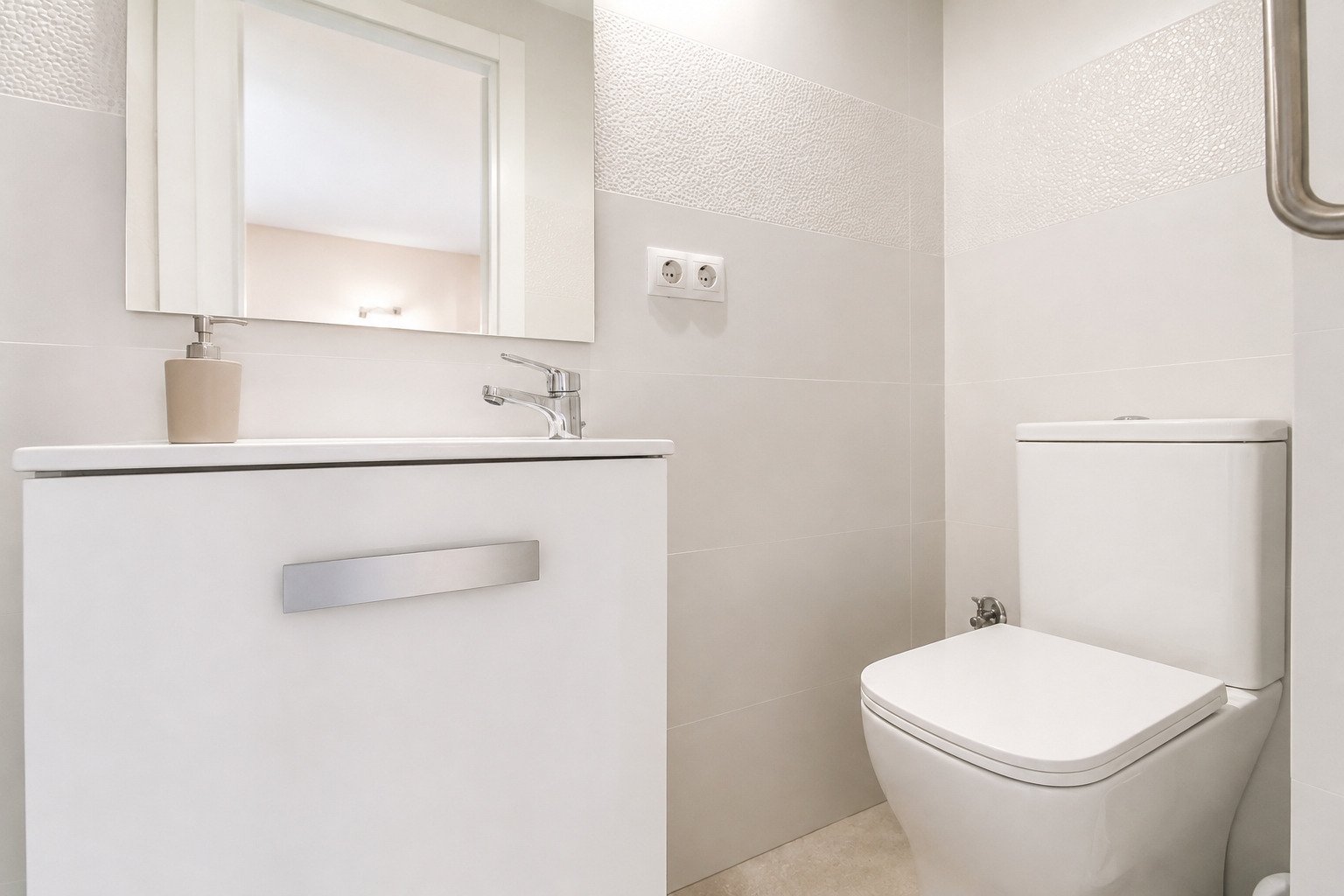 Modernes Gäste-WC mit praktischer Waschtischanlage und hochwertigen Sanitärarmaturen Modernes Gäste-WC mit praktischer Waschtischanlage und hochwertigen Sanitärarmaturen