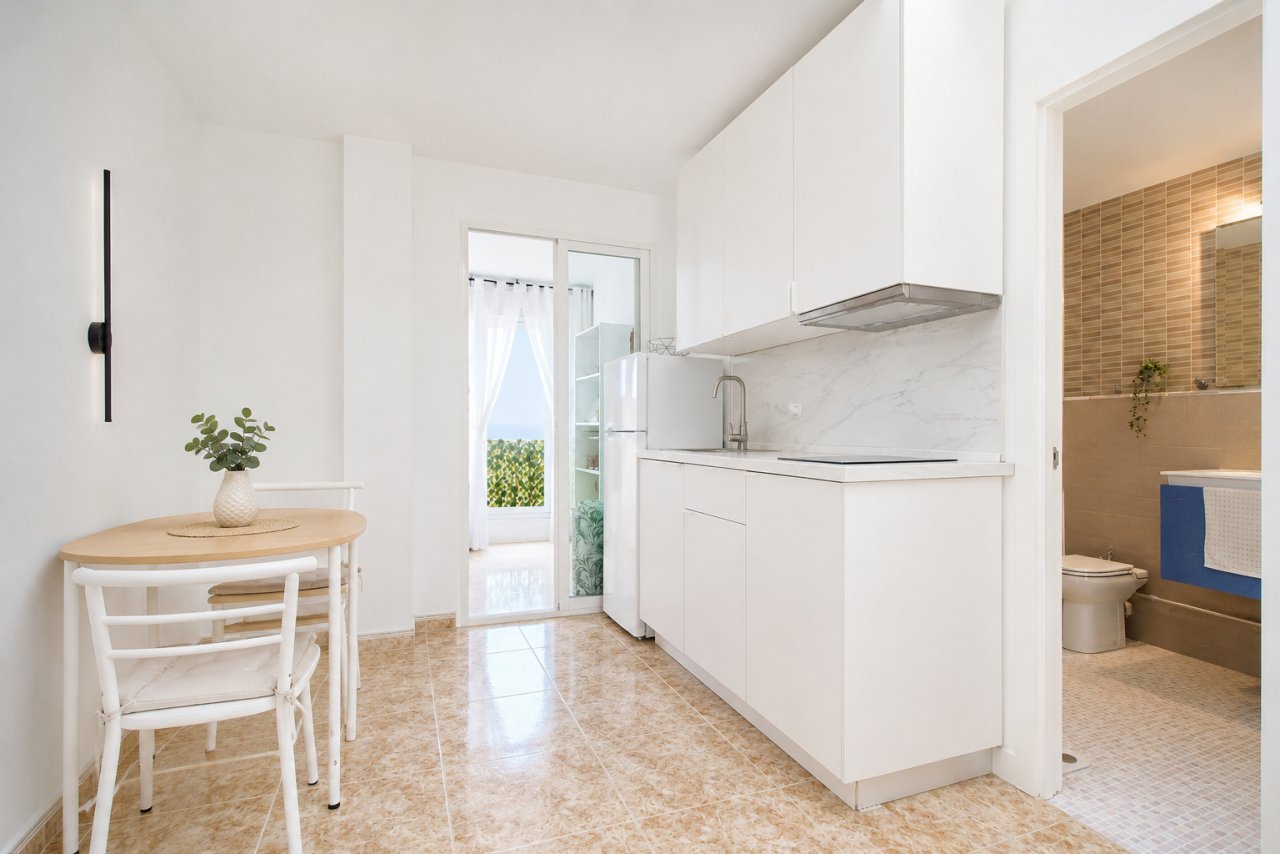Moderne Küche mit praktischer Raumaufteilung und direktem Terrassenzugang Moderne Küche mit praktischer Raumaufteilung und direktem Terrassenzugang