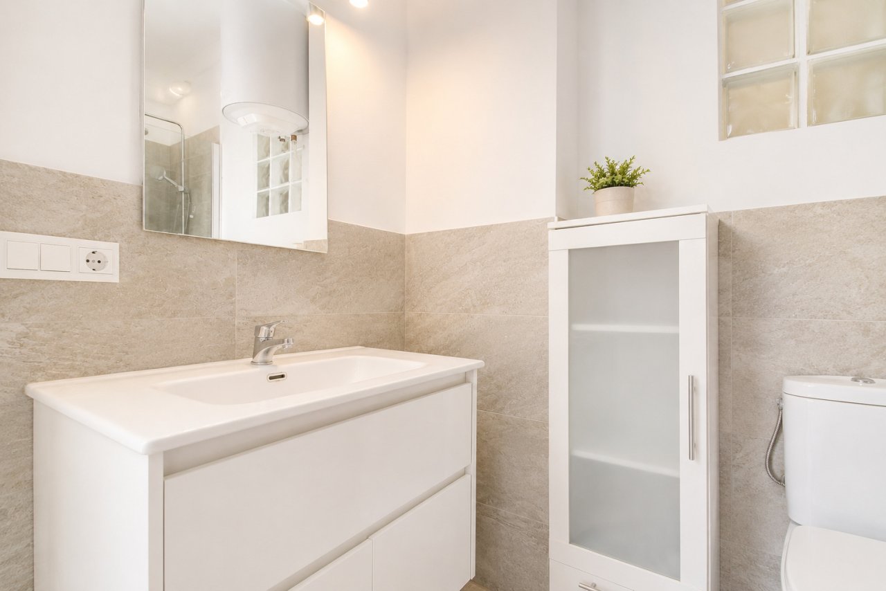 Modernes Badezimmer mit Spiegelschrank, Stauraum und hochwertiger Sanitärausstattung Modernes Badezimmer mit Spiegelschrank, Stauraum und hochwertiger Sanitärausstattung