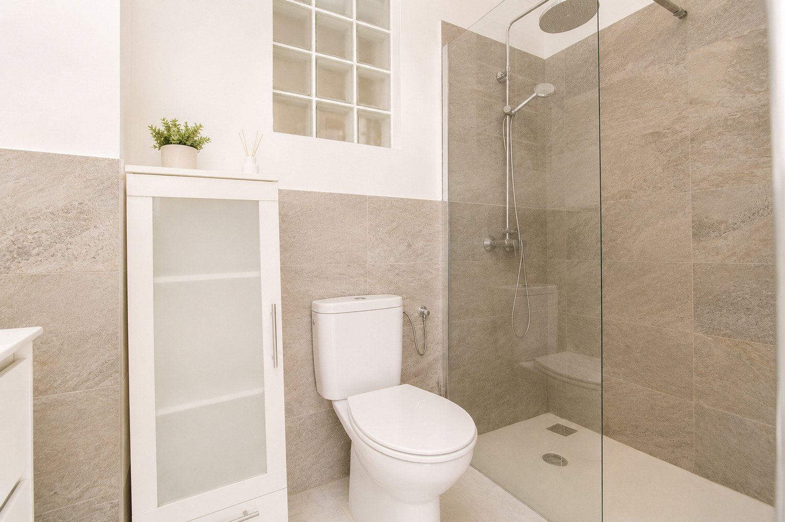 Modernes Badezimmer mit ebenerdiger Dusche und praktischer Stauraum-Lösung Modernes Badezimmer mit ebenerdiger Dusche und praktischer Stauraum-Lösung